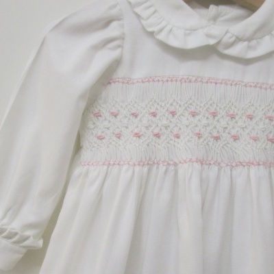 Vestido de bebé branco com bordados cor de rosa e gola com folhos