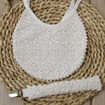 Babete e suporte para biberão floral sobre base entrelaçada