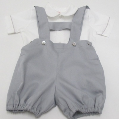 Conjunto de roupa para bebé com camisa branca e calções cinza com alças