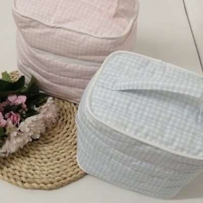 Bolsas quadradas rosa e azul com padrão xadrez, pega superior e zip