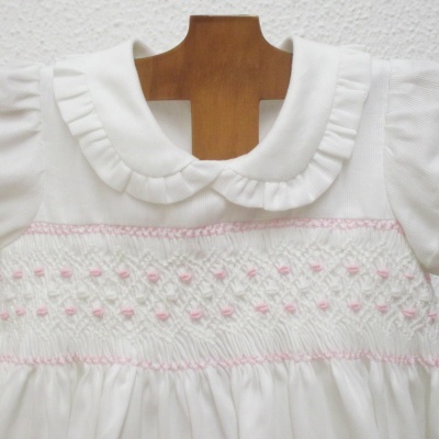 Vestido branco para bebé com gola redonda franzida e pontos cor-de-rosa