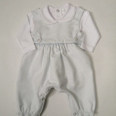macacão para bebé branco com riscas finas cinza e camisa branca de manga comprida