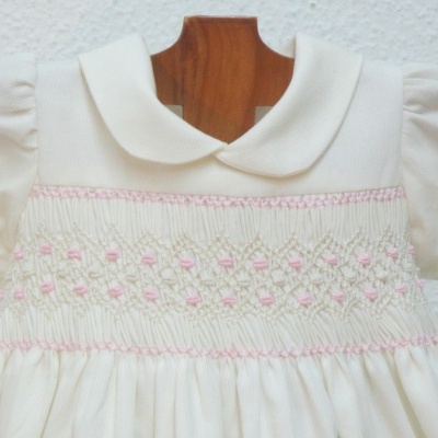 Vestido branco de bebé com bordado rosa e gola redonda