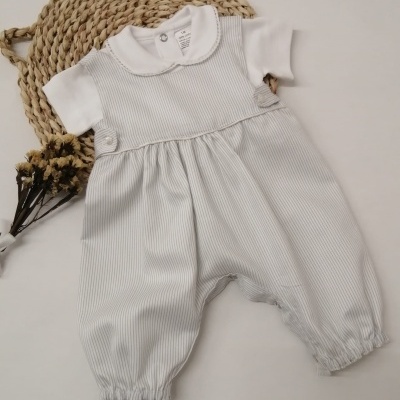 Macacão de bebé cinzento claro com riscas finas brancas e gola branca