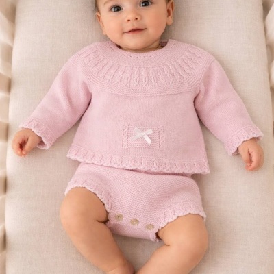 Bebé com conjunto rosa claro em malha com camisola e calções