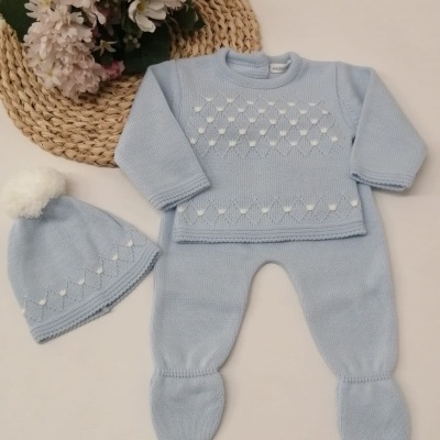 Conjunto de bebé azul claro em malha com pompom branco e padrão em branco.