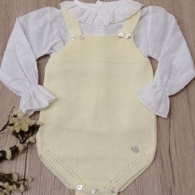 Conjunto de bebé com body branco e jardineira amarela