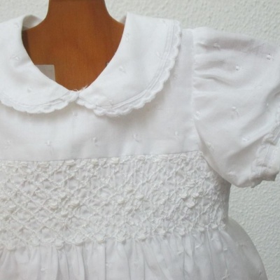Vestido branco para bebé com gola redonda e manga curta