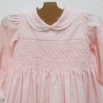 Vestido infantil rosa com bordado floral e gola branca rendada
