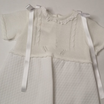 Vestido de bebé branco com parte superior em malha e fitas e parte inferior texturizada