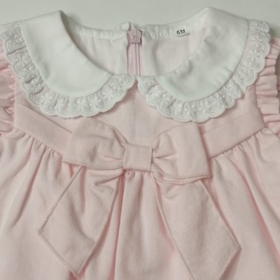 Vestido de bebé rosa claro com gola branca e laço frontal