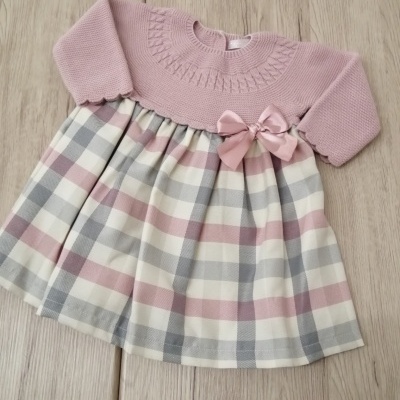 Vestido de bebé rosa com parte inferior xadrez rosa e cinza em fundo branco