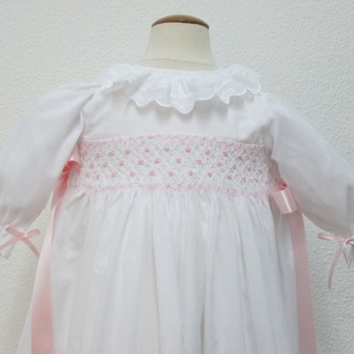 Vestido branco infantil com bordado rosa, gola folhada e fitas rosas