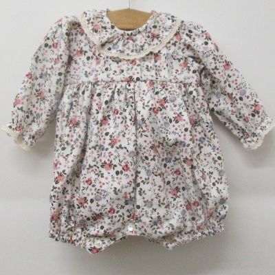 Macacão de bebé branco com padrão floral e gola babado