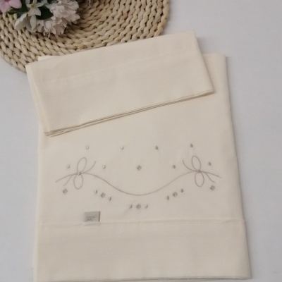 Conjunto de roupa de cama creme com bordado floral cinza