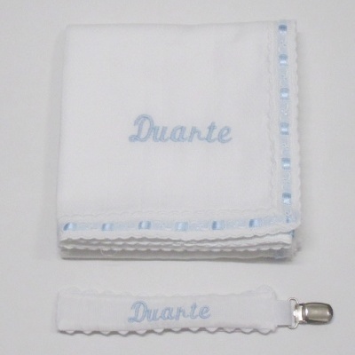 Fralda branca de algodão com bordado azul e presa para fralda com nome Duarte
