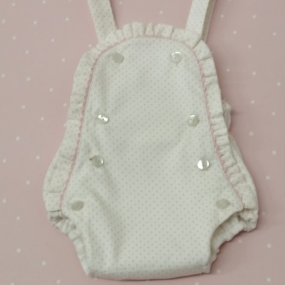 Pano branco para bebé com botões de pressão e detalhes rosa