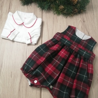 Conjunto de roupa de bebé com body branco e vestido xadrez vermelho e verde