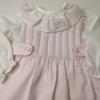 Vestido de bebé rosa claro com camisa branca por baixo