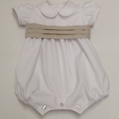 Macacão branco de bebé com faixa cinza e gola redonda