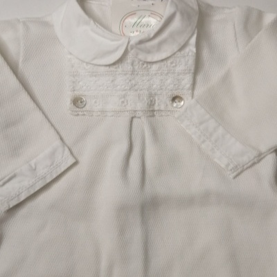 Camisola branca manga comprida com gola redonda e renda frontal