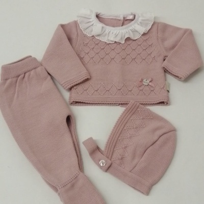 Conjunto de bebé rosa com camisola, calças e touca de malha