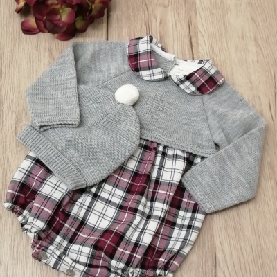 conjunto bebé body gola quadros vermelho branco e preto, moca cinzenta, gorro cinzento com pompom