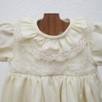 Vestido de bebé creme com gola redonda e renda