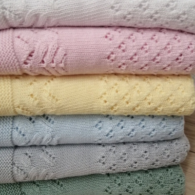 peças de malha em várias cores pastel dobradas