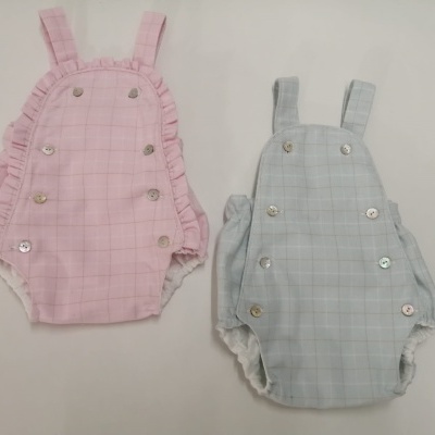 Dois macacões de bebé rosa e azul claro com folhos e botões em padrão de grade