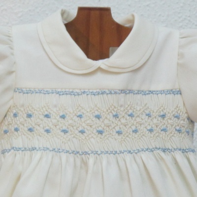 Vestido branco infantil com decoração azul claro e gola redonda