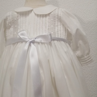 Vestido branco para bebé com fita em cetim e pregas decorativas