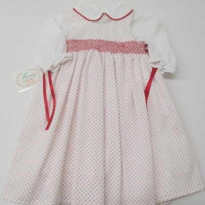 Vestido infantil branco com bolinhas vermelhas e detalhes em vermelho.