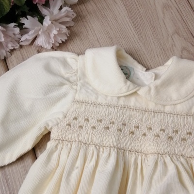 Vestido bebé creme com manga comprida e padrão franzido