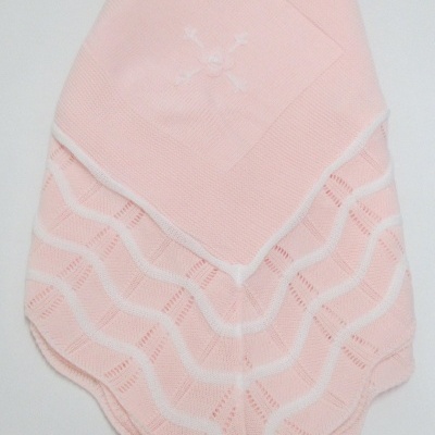 Manta de bebé rosa com padrão ondulado branco e paninho rosa com bordado branco