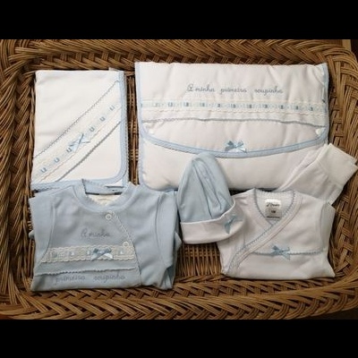 Conjunto de roupa para bebé azul claro e branco com bordados e laços
