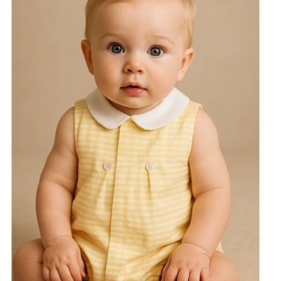 Bebé com macaquinho amarelo às riscas com colarinho branco sentado