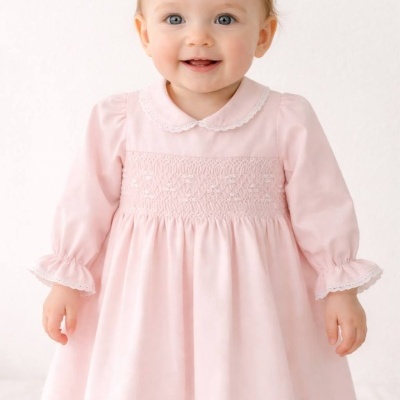 Vestido de bebé rosa claro com gola arredondada e detalhes em renda branca