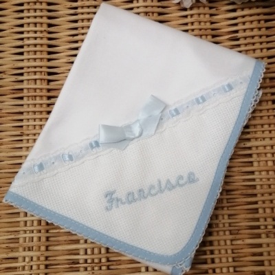 Toalha branca com bordado azul claro e nome Francisca