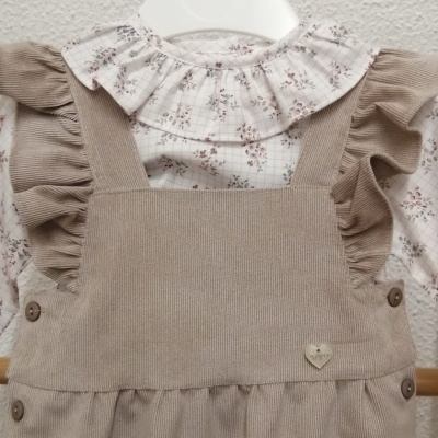 Macacão bege de veludo cotelê com blusa branca floral e gola com folhos