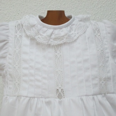 Vestido branco de bebé com gola rendada e mangas franzidas