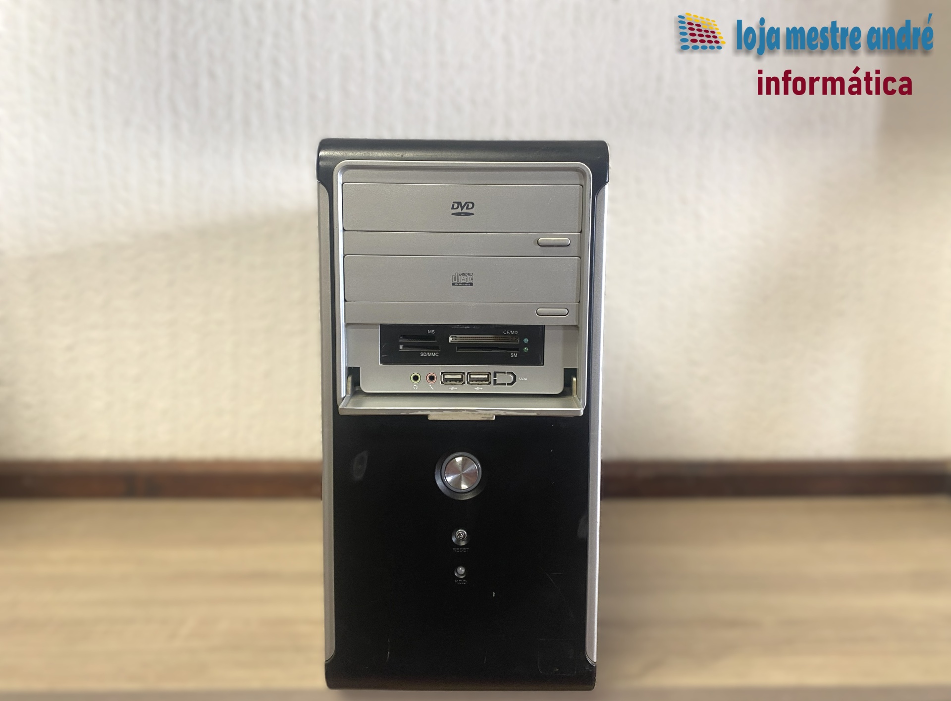 LMA B3 Torre de computador preta com painel cinza e várias entradas e leitores frontais