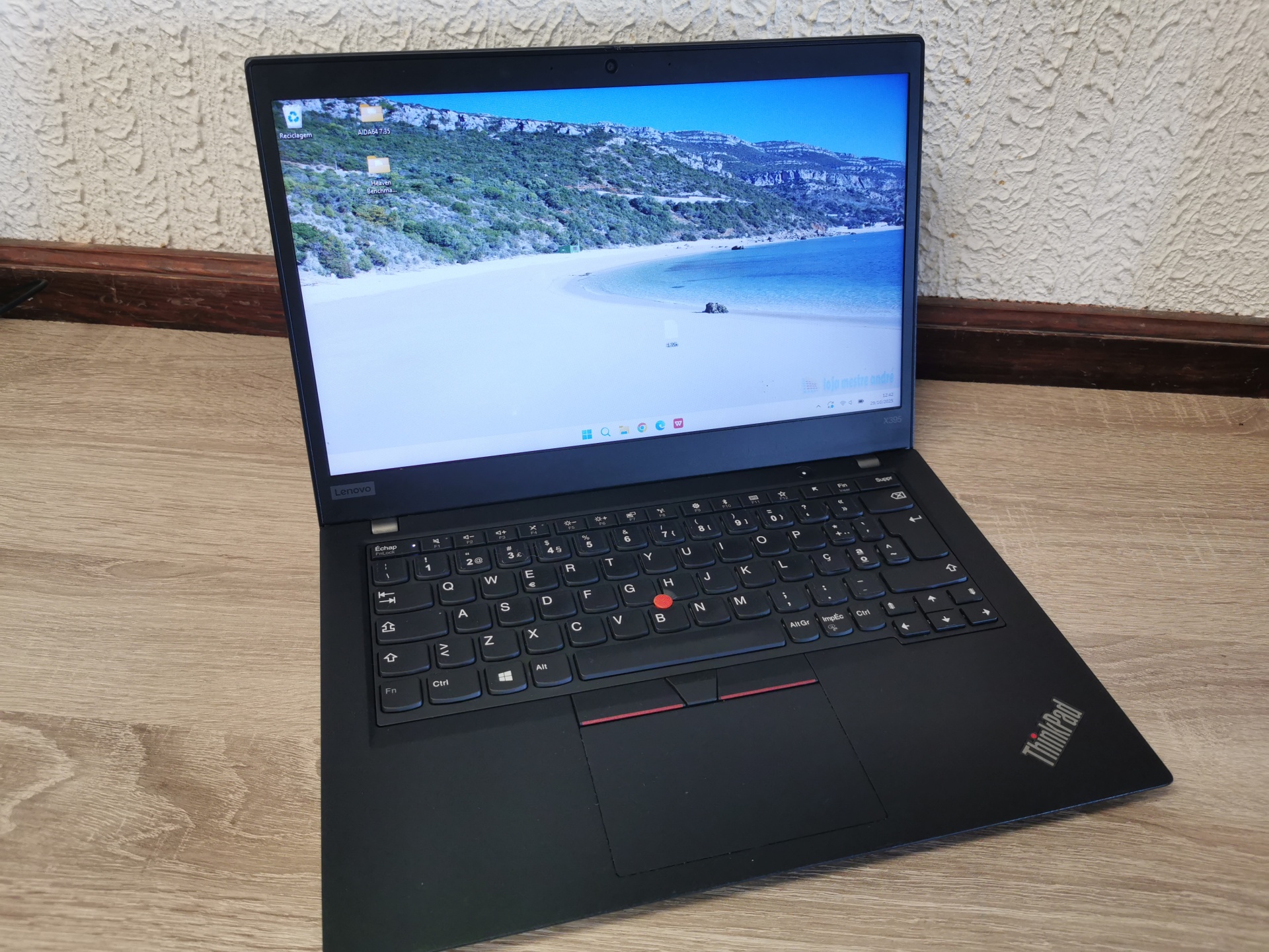 LENOVO ThinkPad X395 Computador portátil preto Lenovo ThinkPad aberto com ecrã a mostrar imagem de praia