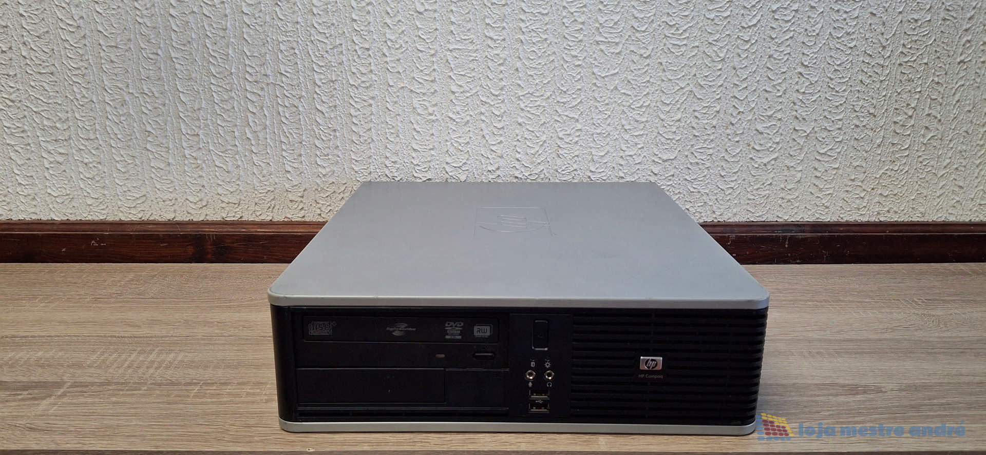 Computador desktop HP Compaq DC7900 Intel Core 2 Duo SSD 120GB HDD 500GB Windows 10 Home Computador de secretária HP preto e cinza sobre mesa de madeira