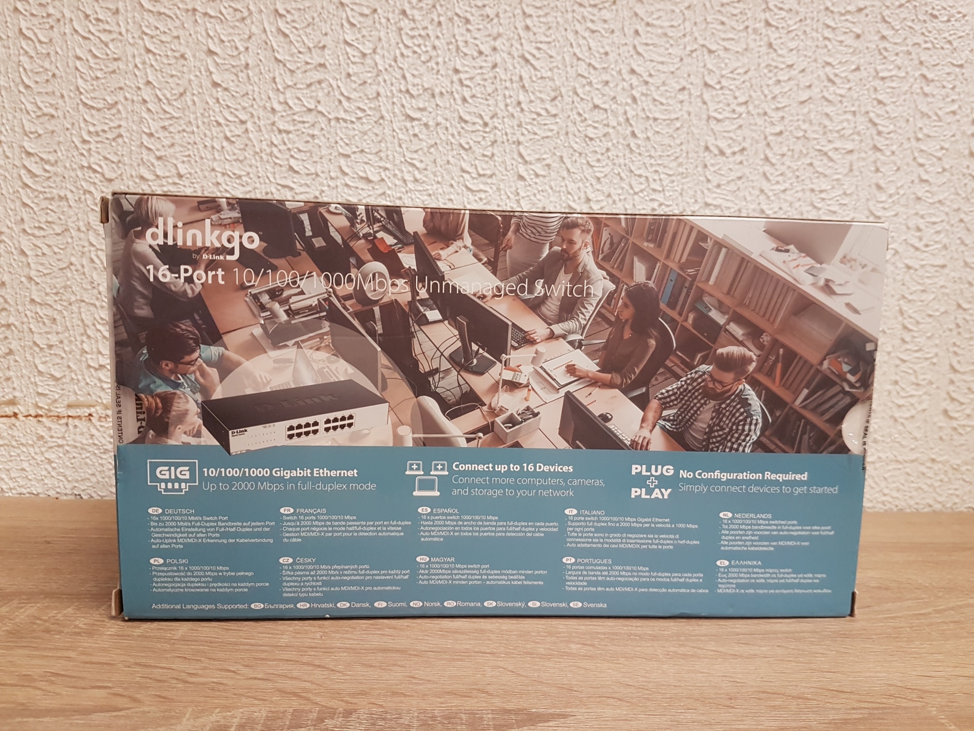 D-LINK GO-SW-16G Embalagem de switch de rede D-Link 16 Port Wired Switch em fundo azul com imagem de escritório