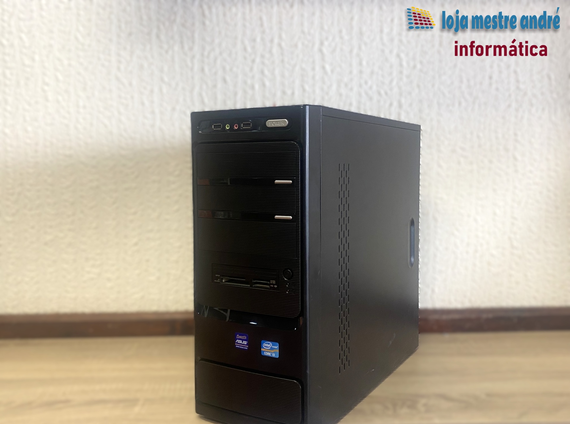 LMA B2 Computador de secretária preto com ranhuras, portas USB, áudio e etiquetas ASUS e Intel
