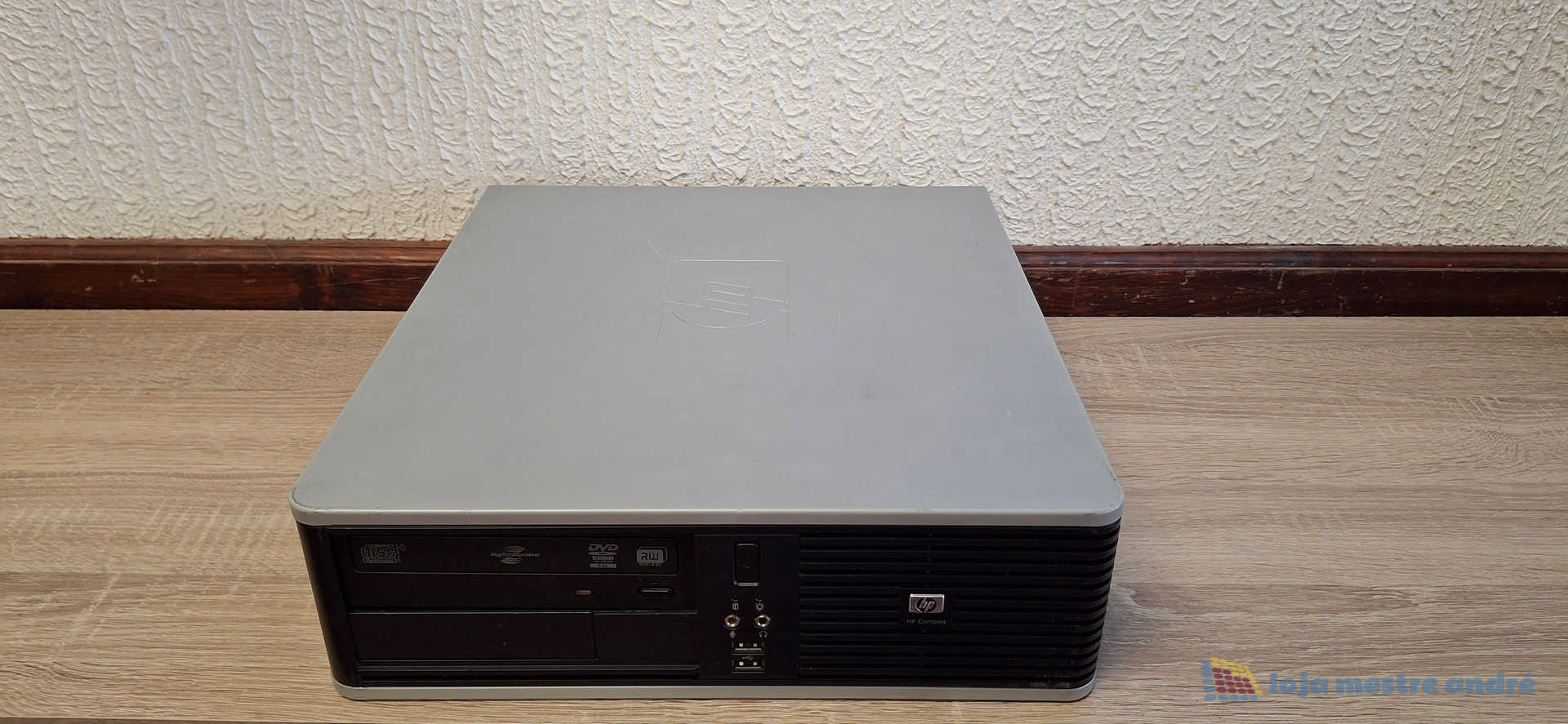 Computador desktop HP Compaq DC7900 Intel Core 2 Duo SSD 120GB HDD 500GB Windows 10 Home Computador de secretária Lenovo cinza e preto sobre chão de madeira