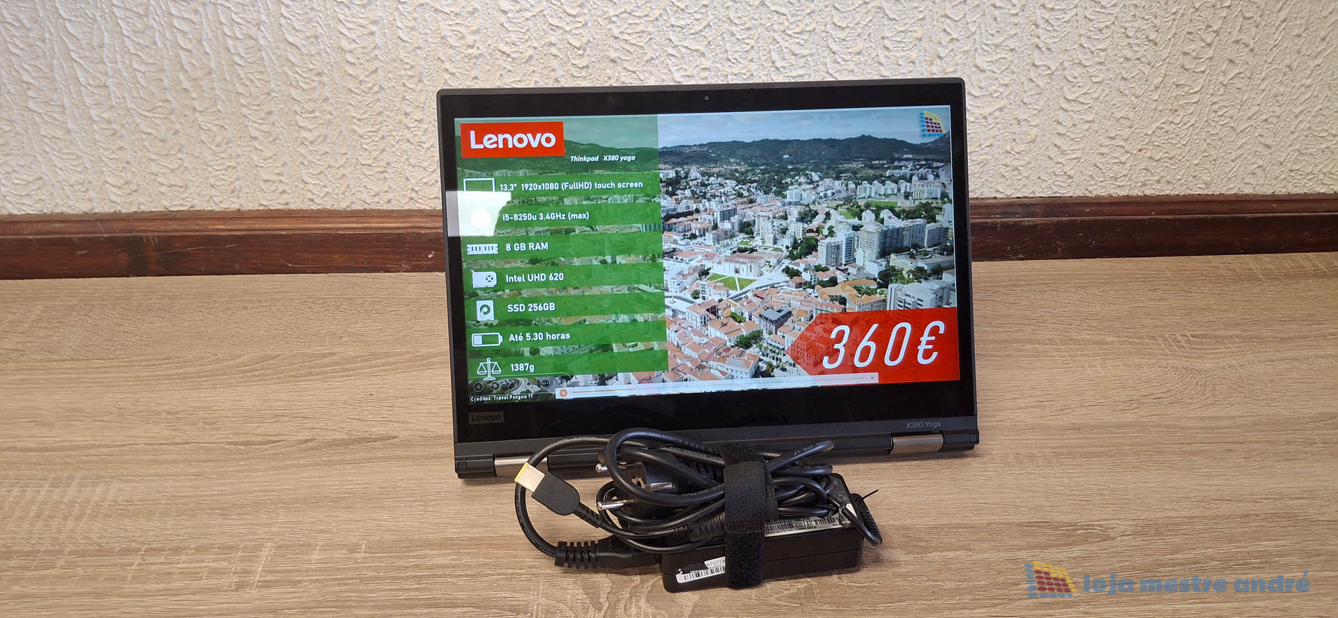 Computador portátil LENOVO Thinkpad X380 Yoga Touch-Screen IPS Full HD Intel Core i5 SSD 256GB Windows 11 PRO Monitor portátil Lenovo preto com ecrã a mostrar informações e preço de 360€, adaptador e cabos no chão de madeira