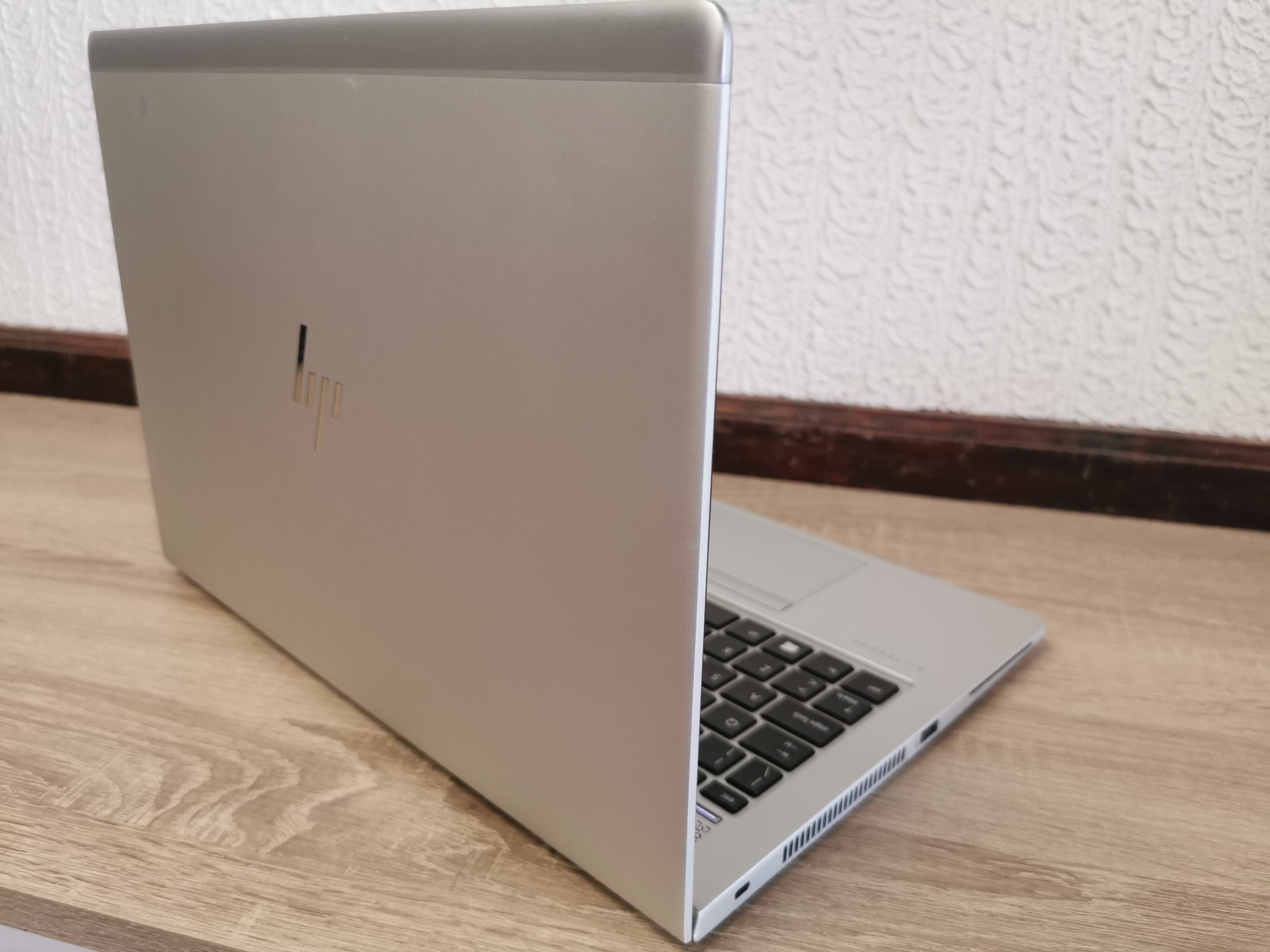 HP Elitebook 840 G5 - Intel Core i5 - 8GB ram - SSD 256GB - Windows 11 PRO Computador portátil HP prateado com teclado preto numa superfície de madeira