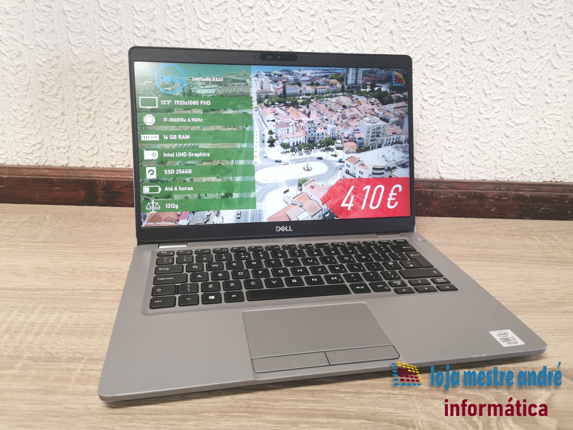 DELL Latitude 5310 Computador portátil Dell Latitude 5310 aberto em mesa de madeira com especificações em ecrã e preço visíveis